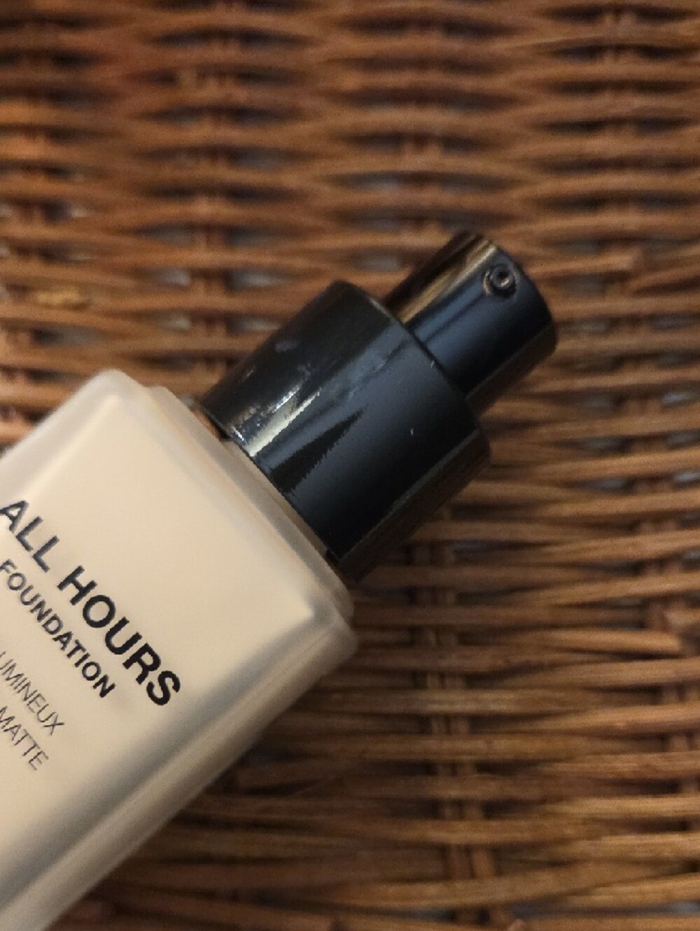Yves Saint Laurent All Hours Foundation - Light Beige - Picture 4 of 5
